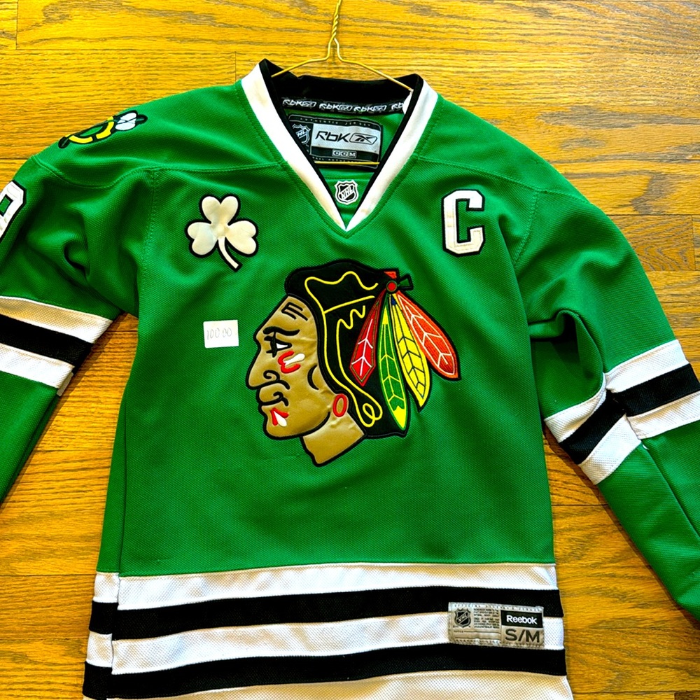 YOUTH S/M ST. PATRICKS DAY JONATHAN TOEWS JERSEY (BARELY WORN) (LOOKS NEW) RARE!